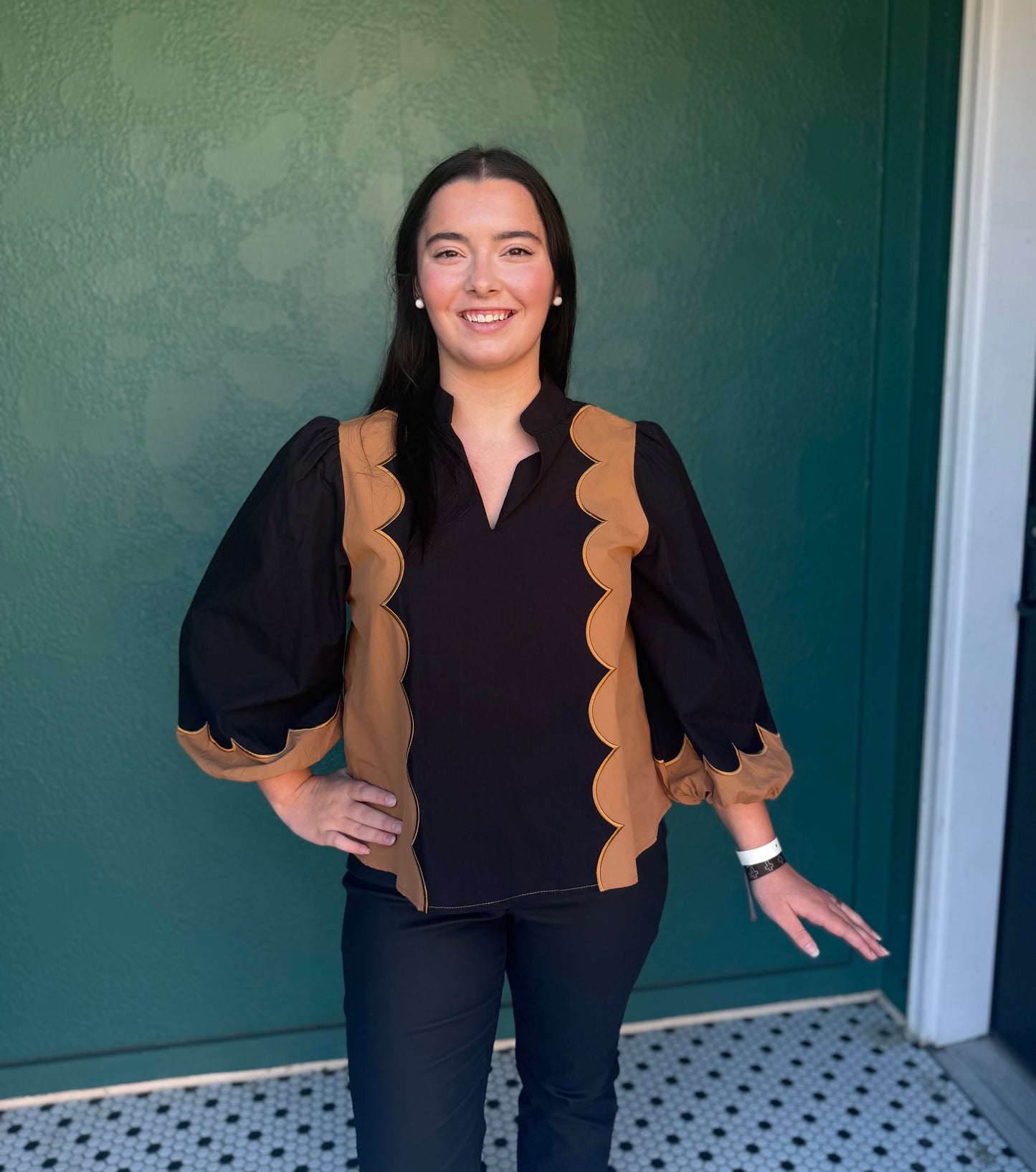 BLK COLOR BLOCK SCALLOPPED TOP