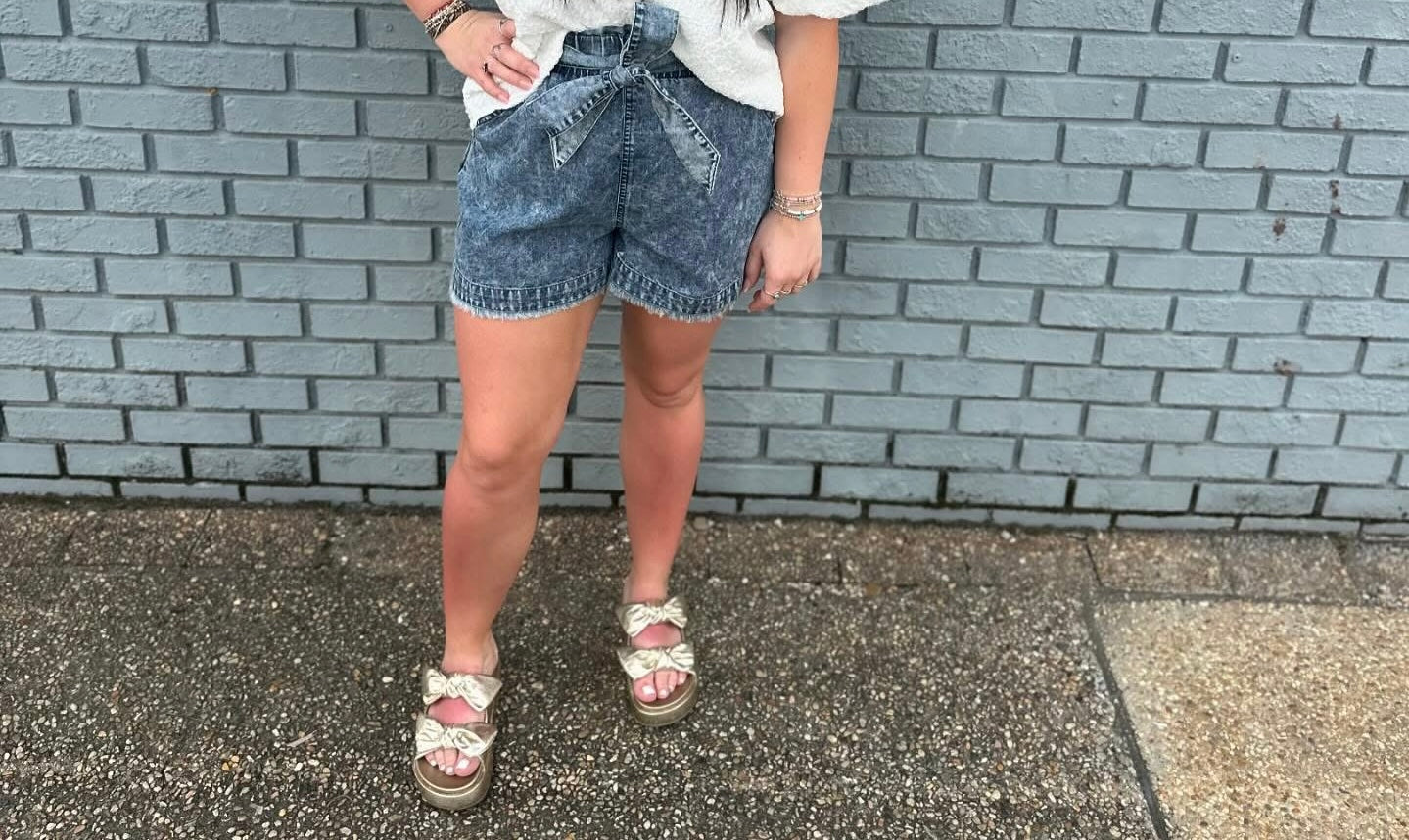 DENIM SHORTS W. BELT