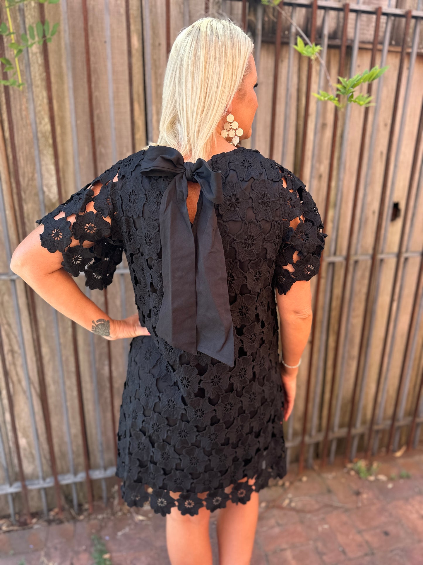 BLACK LACE NECKTIE DRESS