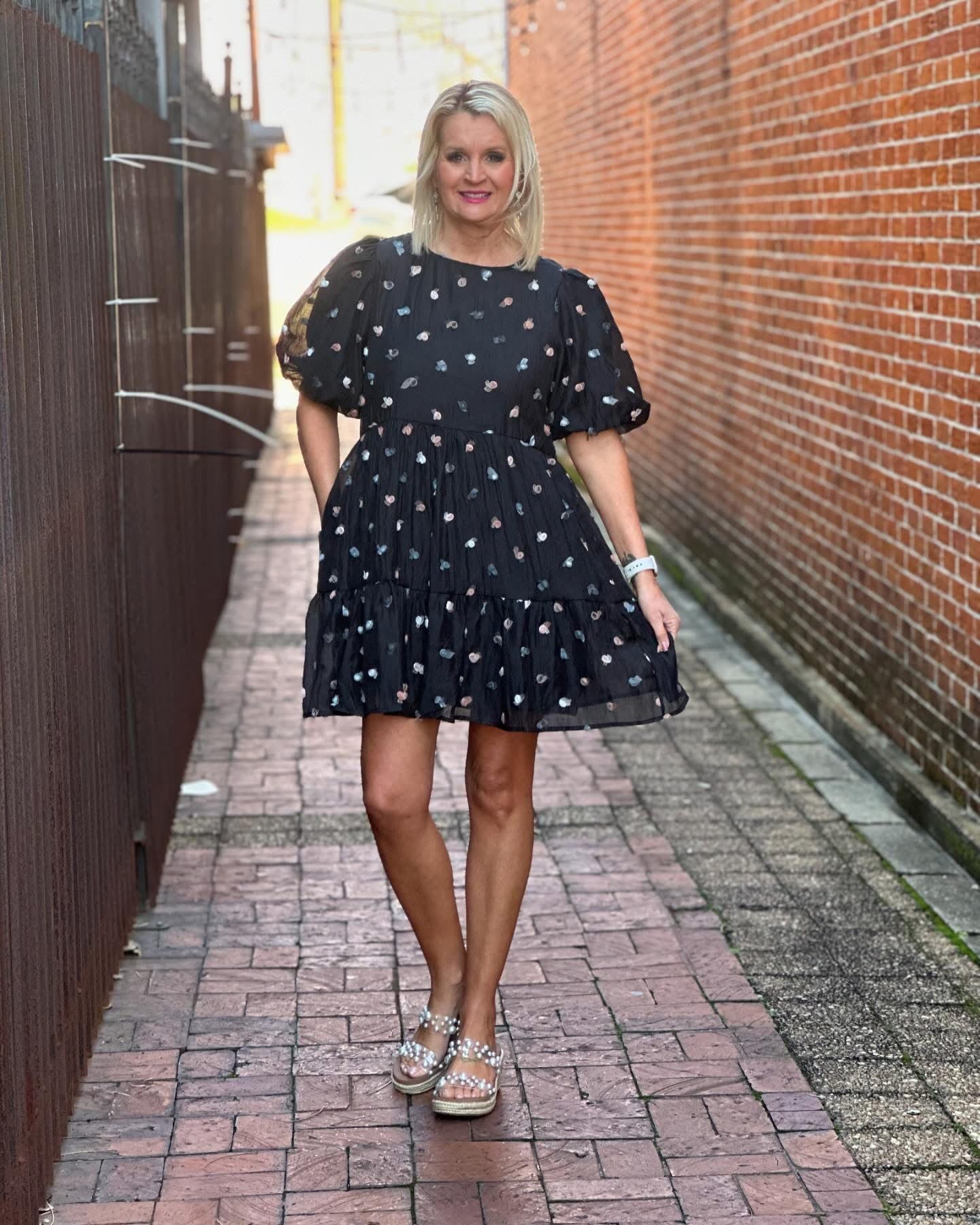 BLACK POM POM DR