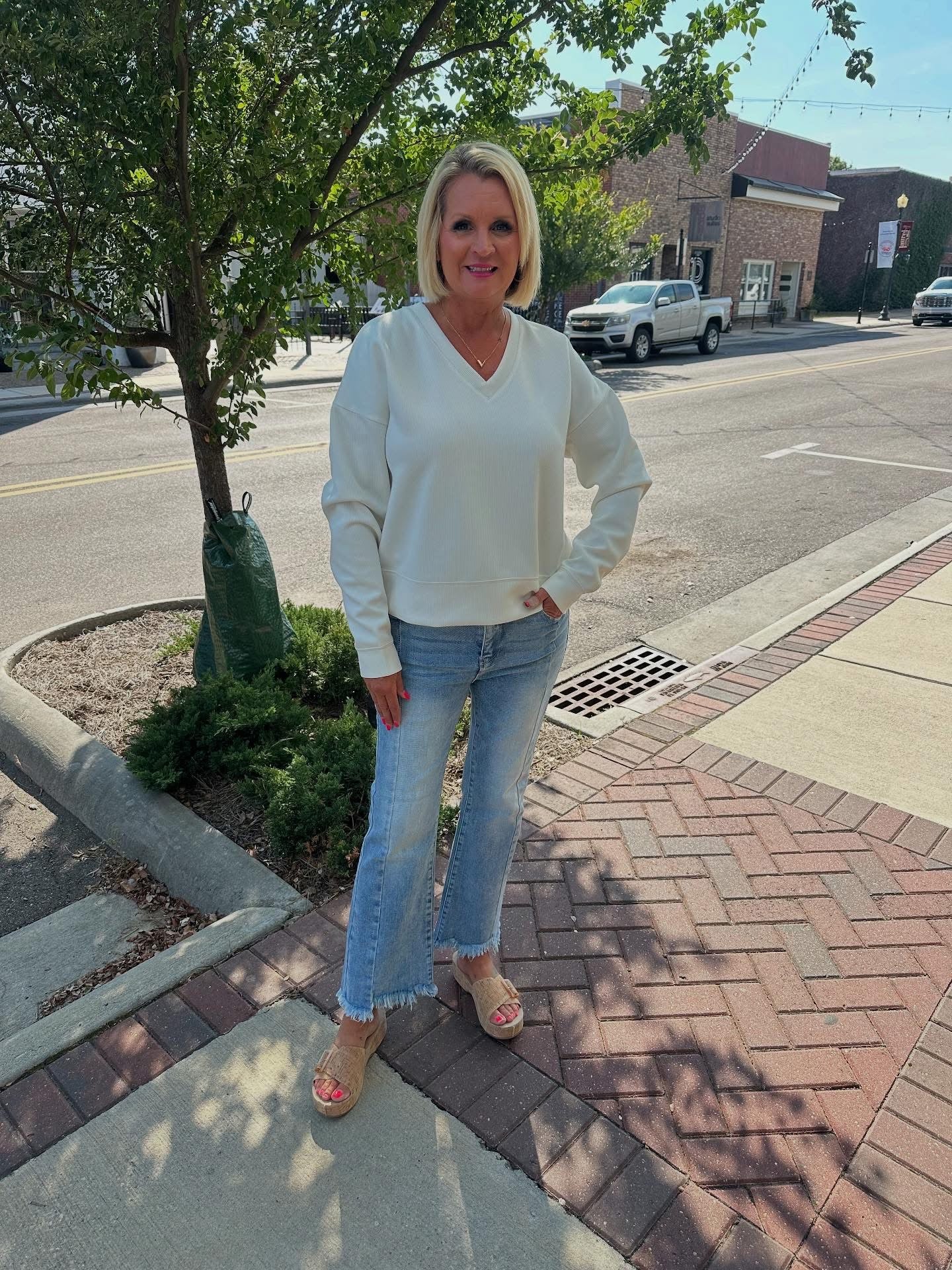 UNEVEN FRAY HEM JEANS