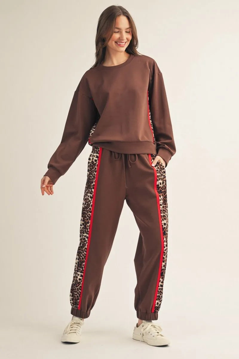 Brown set with side animal contrast accent.