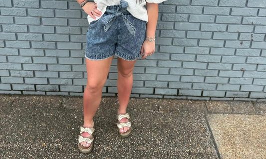 DENIM SHORTS W. BELT