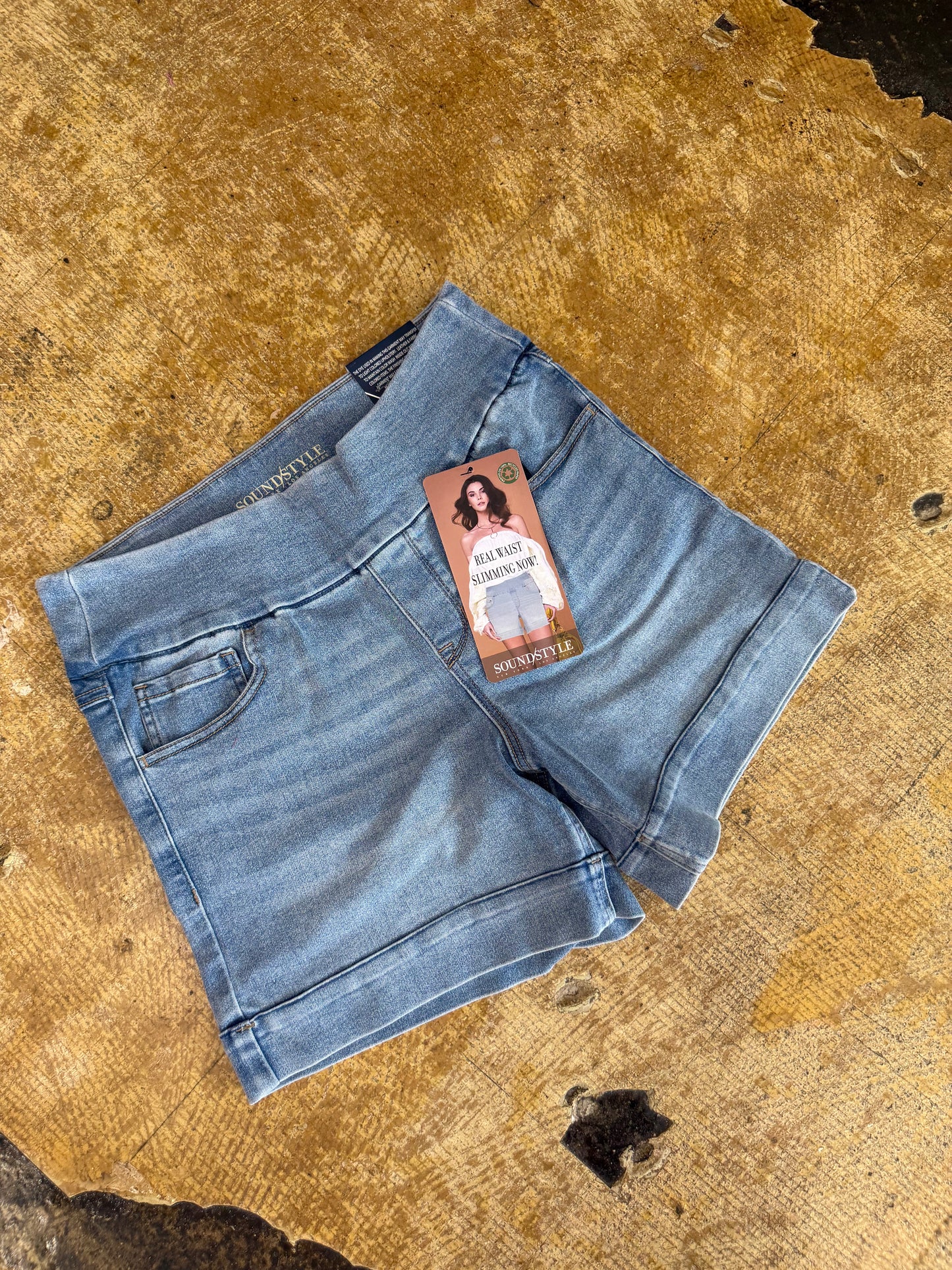 LIGHT DENIM PULL ON SHORT