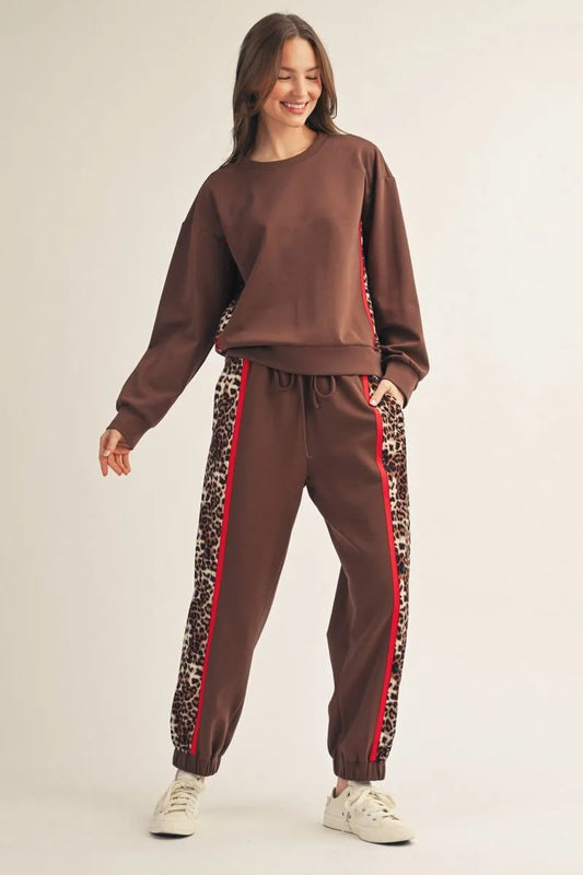 Brown set with side animal contrast accent.