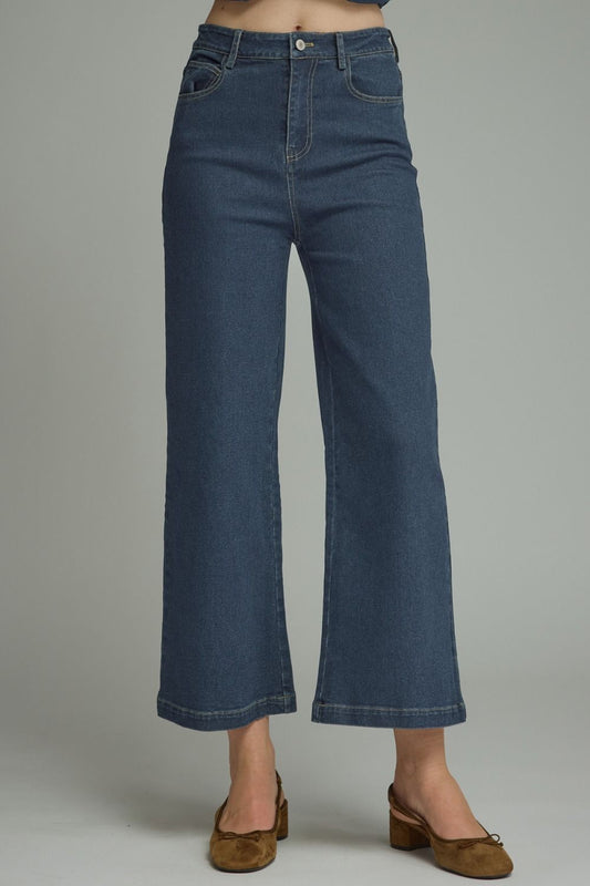 Cropped pants featuring front pockets